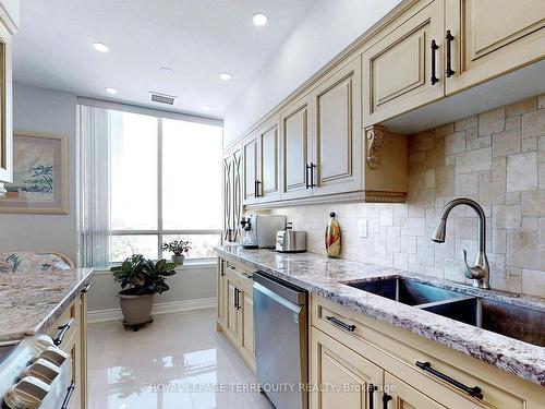 Ph9-850 Steeles Ave W, Vaughan, ON - Indoor Photo Showing Kitchen With Double Sink With Upgraded Kitchen