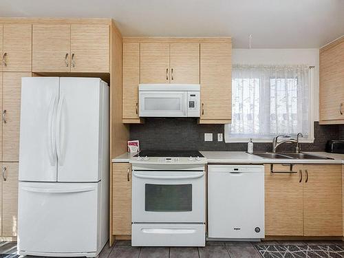 Kitchen - 4998  - 5000 Rue Ste-Suzanne, Montréal (Pierrefonds-Roxboro), QC - Indoor Photo Showing Kitchen With Double Sink