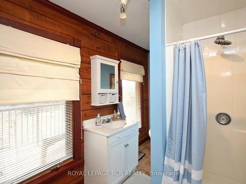 713 Cottingham Rd, Kawartha Lakes, ON - Indoor Photo Showing Bathroom