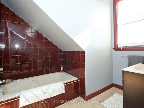 713 Cottingham Rd, Kawartha Lakes, ON - Indoor Photo Showing Bathroom
