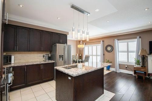 3321 Steeplechase Drive, Burlington, ON - Indoor Photo Showing Kitchen With Upgraded Kitchen