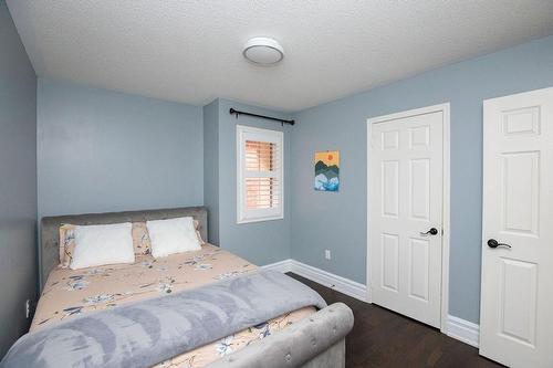 3321 Steeplechase Drive, Burlington, ON - Indoor Photo Showing Bedroom