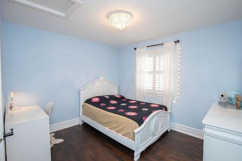 3321 Steeplechase Drive, Burlington, ON - Indoor Photo Showing Bedroom
