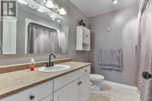 63 South St E, Aylmer, ON - Indoor Photo Showing Bathroom