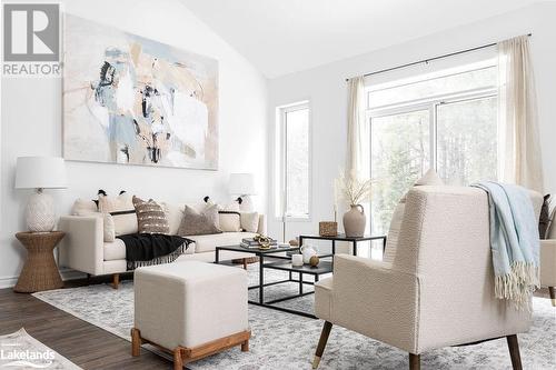 10 Dyer Crescent, Bracebridge, ON - Indoor Photo Showing Living Room
