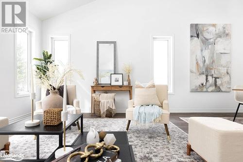 10 Dyer Crescent, Bracebridge, ON - Indoor Photo Showing Living Room