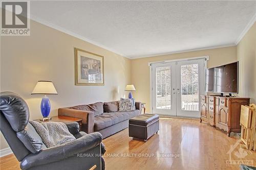 6258 Old Richmond Road, Ottawa, ON - Indoor Photo Showing Living Room