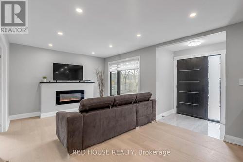 10 Bayside Avenue, Hamilton, ON - Indoor With Fireplace