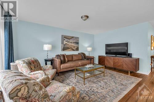 1807 Maple Grove Road, Ottawa, ON - Indoor Photo Showing Living Room