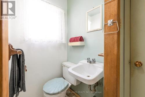 19 Bessie Avenue N, Kawartha Lakes, ON - Indoor Photo Showing Bathroom
