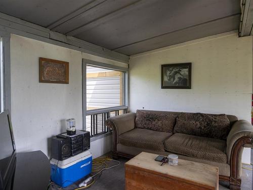 60 Cedar Sites Road, Nolalu, ON - Indoor Photo Showing Living Room
