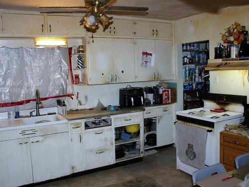 211 Sixth Street, Rainy River, ON - Indoor Photo Showing Kitchen