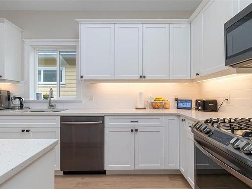 262 Edgewood Cres, Duncan, BC - Indoor Photo Showing Kitchen