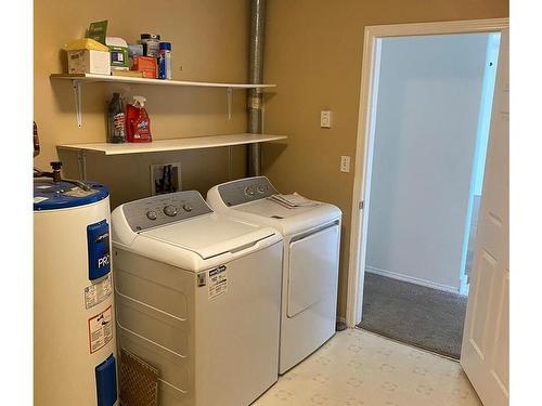 560 4Th St, Courtenay, BC - Indoor Photo Showing Laundry Room