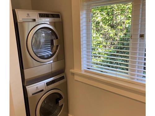 560 4Th St, Courtenay, BC - Indoor Photo Showing Laundry Room