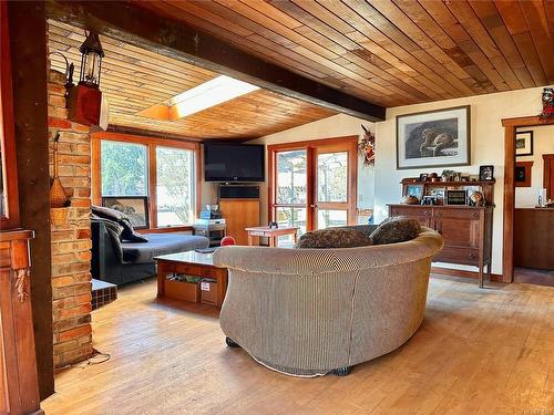 243 Cape Mudge Rd, Quadra Island, BC - Indoor Photo Showing Living Room