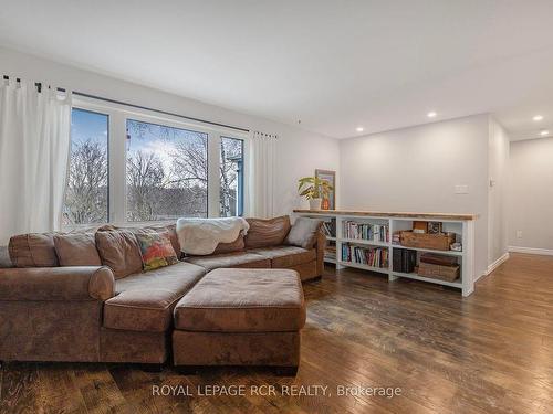 59 Thomas Shepperd Dr N, East Gwillimbury, ON - Indoor Photo Showing Living Room