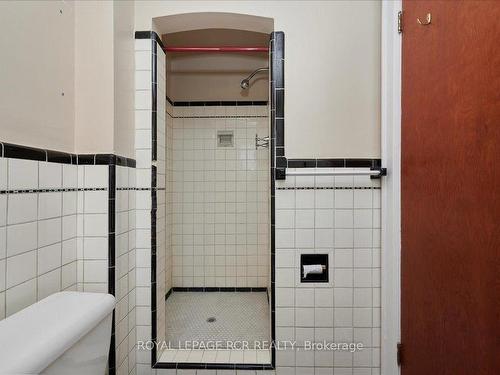 72 Parkside Dr, Barrie, ON - Indoor Photo Showing Bathroom