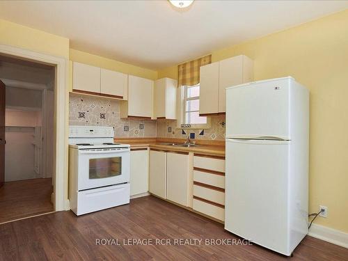 72 Parkside Dr, Barrie, ON - Indoor Photo Showing Kitchen With Double Sink