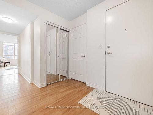 625-3888 Duke Of York Blvd, Mississauga, ON - Indoor Photo Showing Other Room