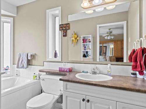 461 Nueva Wynd, Kamloops, BC - Indoor Photo Showing Bathroom