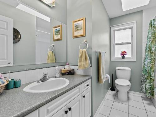 461 Nueva Wynd, Kamloops, BC - Indoor Photo Showing Bathroom