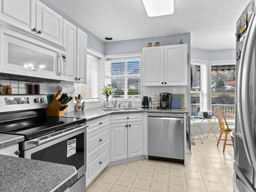 461 Nueva Wynd, Kamloops, BC - Indoor Photo Showing Kitchen