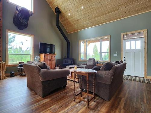 3630 Sharptail Road, Clinton, BC - Indoor Photo Showing Living Room