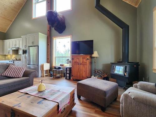3630 Sharptail Road, Clinton, BC - Indoor Photo Showing Living Room