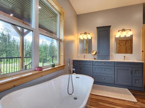 3630 Sharptail Road, Clinton, BC - Indoor Photo Showing Bathroom