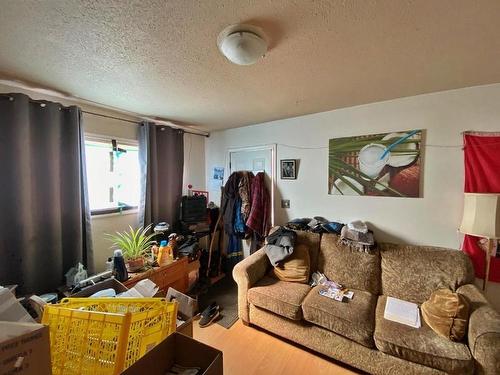 405 Desfosses Road, Clearwater, BC - Indoor Photo Showing Living Room