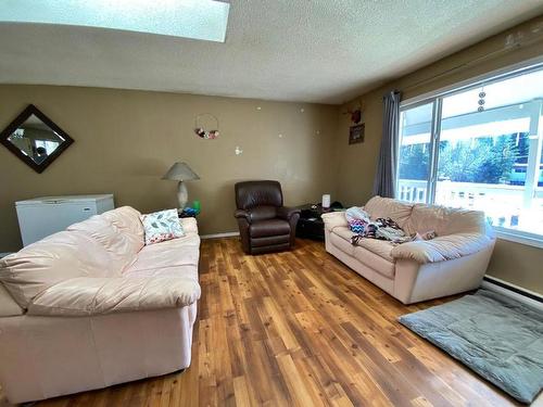 405 Desfosses Road, Clearwater, BC - Indoor Photo Showing Living Room