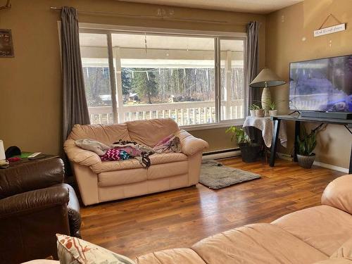 405 Desfosses Road, Clearwater, BC - Indoor Photo Showing Living Room