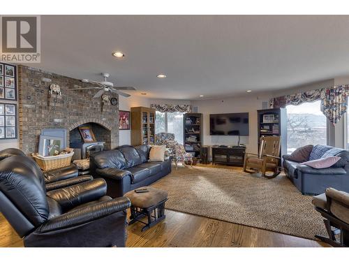 1135 Graf Road, Kelowna, BC - Indoor Photo Showing Living Room