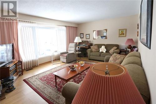 6 Pine Street N, Ingleside, ON - Indoor Photo Showing Living Room