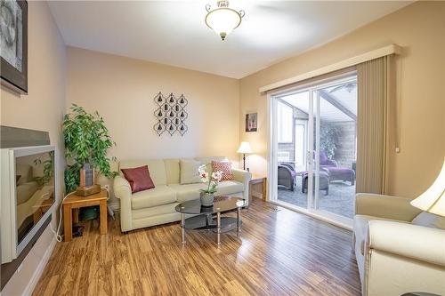 79 Worsley Road, Hamilton, ON - Indoor Photo Showing Living Room