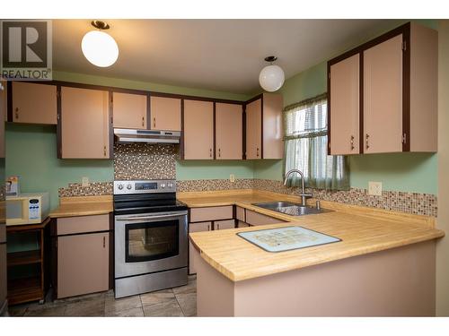 2033 Mcandrew Crescent, Prince George, BC - Indoor Photo Showing Kitchen With Double Sink