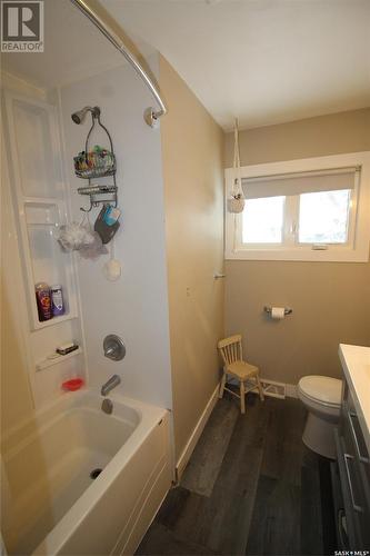 711 4Th Street E, Shaunavon, SK - Indoor Photo Showing Bathroom