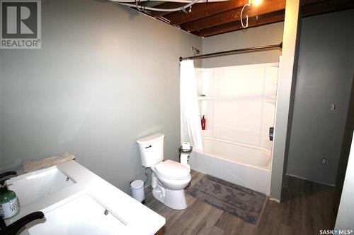 711 4Th Street E, Shaunavon, SK - Indoor Photo Showing Bathroom