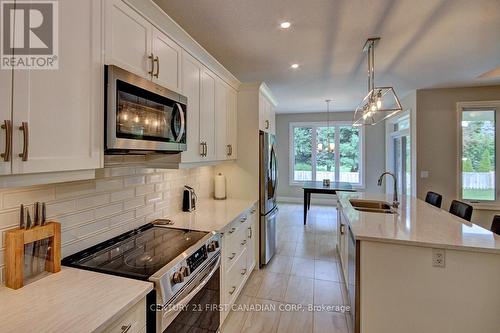 2003 Lockwood Crescent, Strathroy-Caradoc, ON - Indoor Photo Showing Kitchen With Double Sink With Upgraded Kitchen