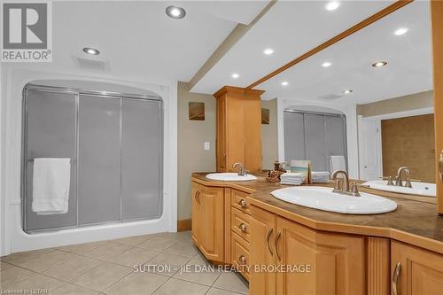 2025 Ashgrove Court, London, ON - Indoor Photo Showing Bathroom