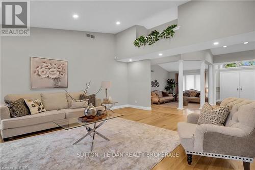 2025 Ashgrove Court, London, ON - Indoor Photo Showing Living Room