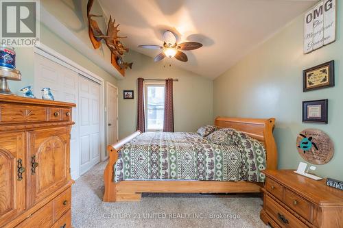 217 Rollies Point Rd, Curve Lake First Nation 35, ON - Indoor Photo Showing Bedroom