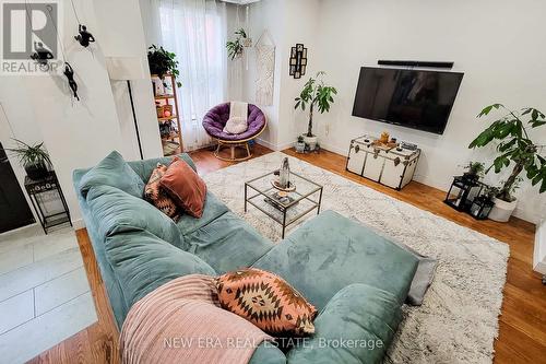 74 Kinrade Avenue, Hamilton, ON - Indoor Photo Showing Living Room