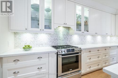 2105 Caroline St, Burlington, ON - Indoor Photo Showing Kitchen With Upgraded Kitchen