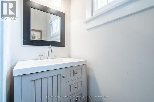 2105 Caroline St, Burlington, ON - Indoor Photo Showing Bathroom