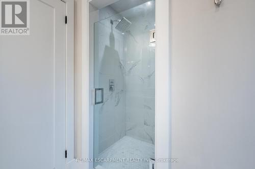 2105 Caroline St, Burlington, ON - Indoor Photo Showing Bathroom