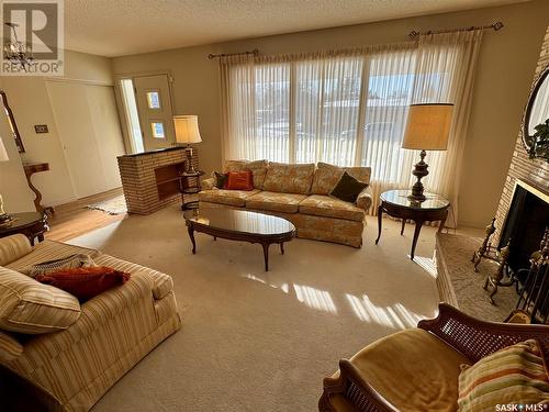 83 Logan Crescent W, Yorkton, SK - Indoor Photo Showing Living Room