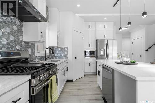 423 Schmeiser Bend, Saskatoon, SK - Indoor Photo Showing Kitchen With Stainless Steel Kitchen With Upgraded Kitchen