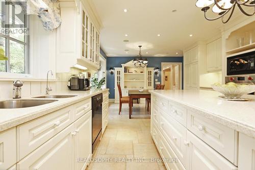 7 Purling Pl, Toronto, ON - Indoor Photo Showing Kitchen With Upgraded Kitchen